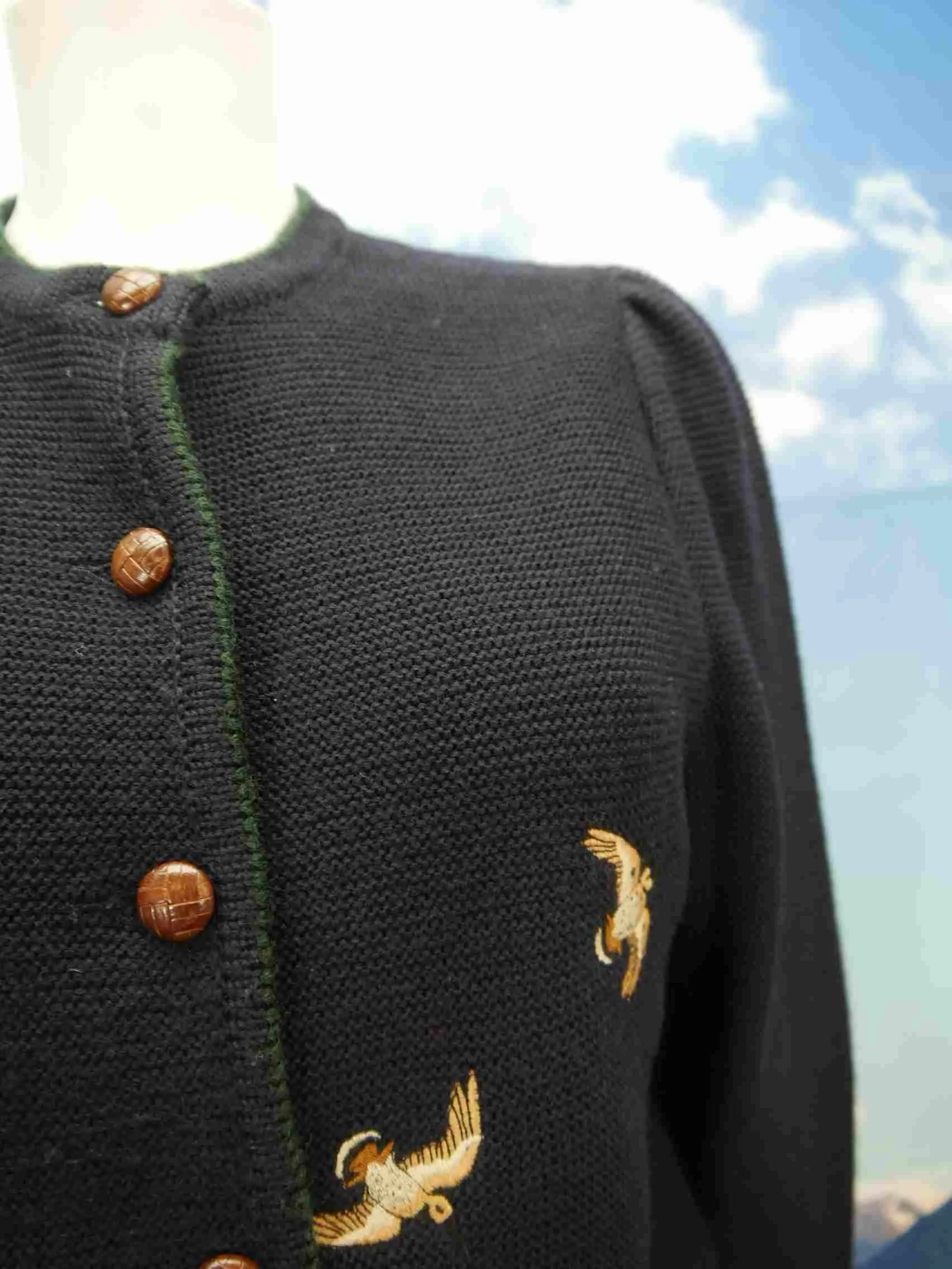 Astrifa schwarze Strickjacke mit Jagdmotiv bezaubernde Trachtenjacke Jacke Gr.44