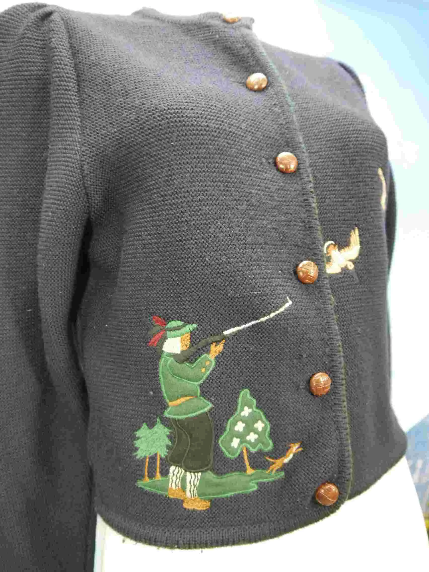 Astrifa schwarze Strickjacke mit Jagdmotiv bezaubernde Trachtenjacke Jacke Gr.44
