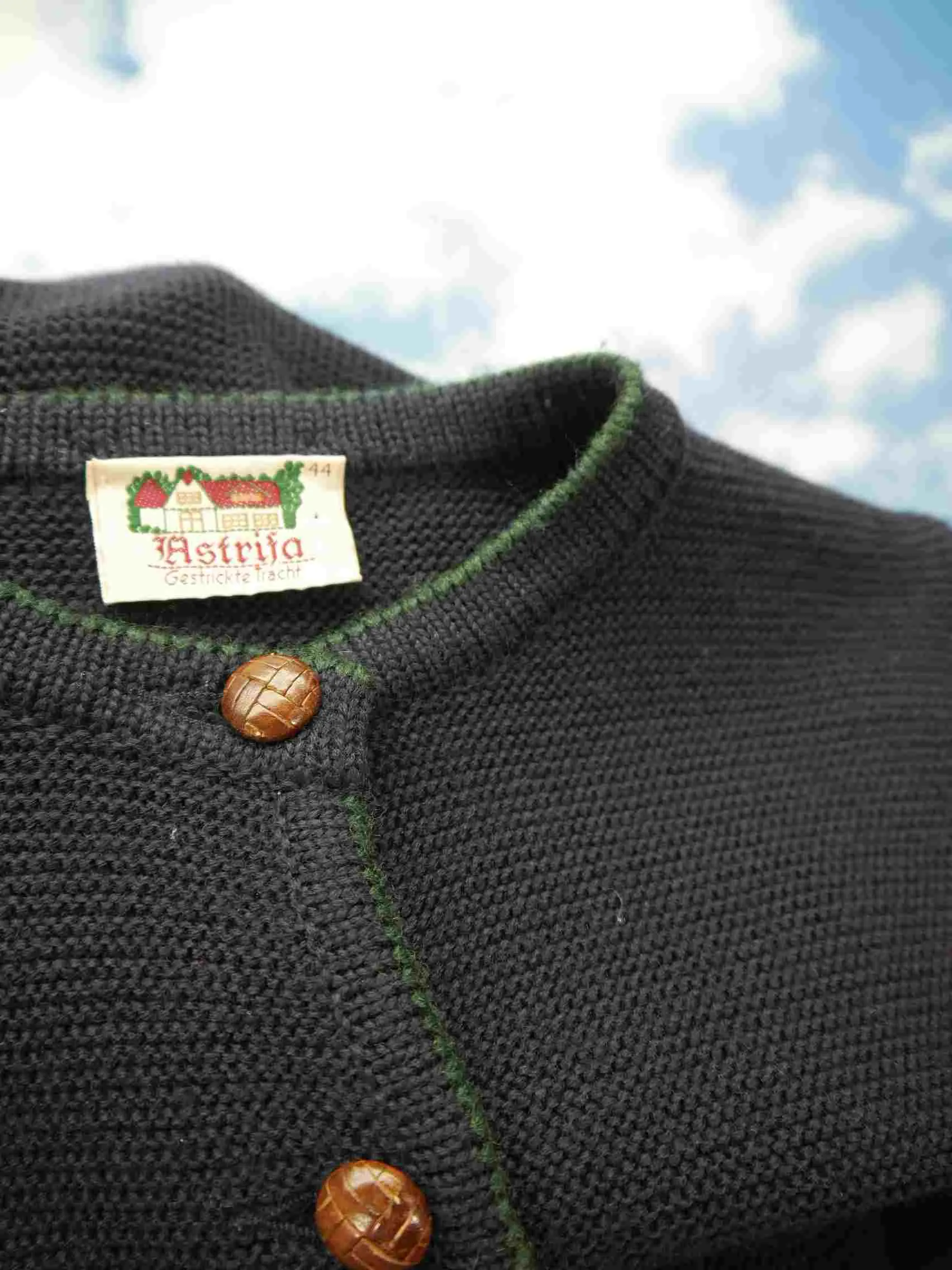 Astrifa schwarze Strickjacke mit Jagdmotiv bezaubernde Trachtenjacke Jacke Gr.44