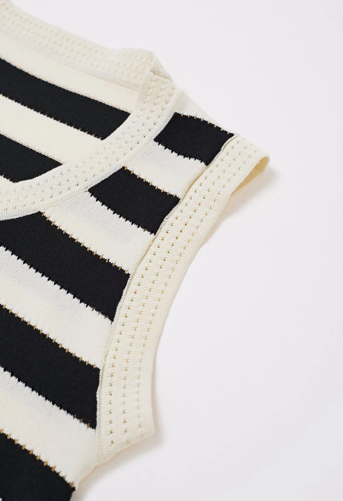 Aushöhlen gestreiftes ärmelloses Strickkleid