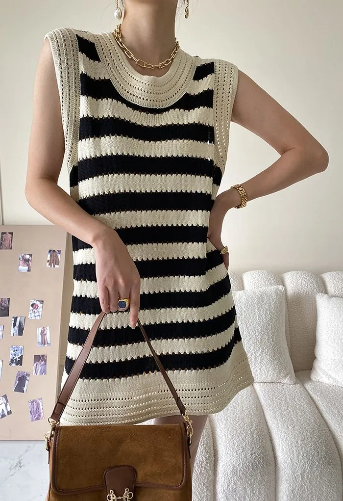 Aushöhlen gestreiftes ärmelloses Strickkleid
