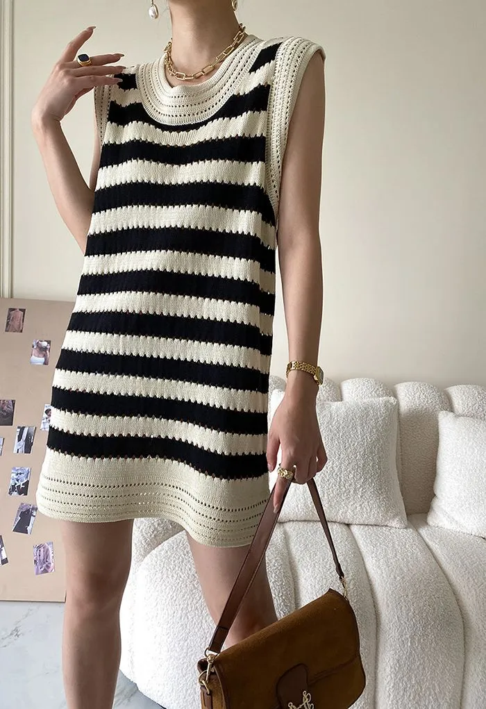 Aushöhlen gestreiftes ärmelloses Strickkleid