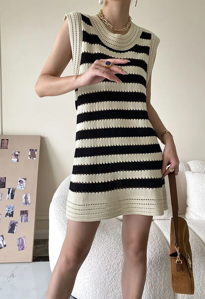 Aushöhlen gestreiftes ärmelloses Strickkleid