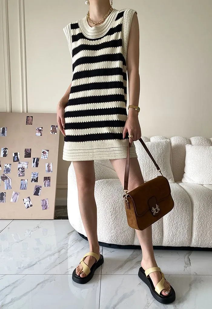 Aushöhlen gestreiftes ärmelloses Strickkleid