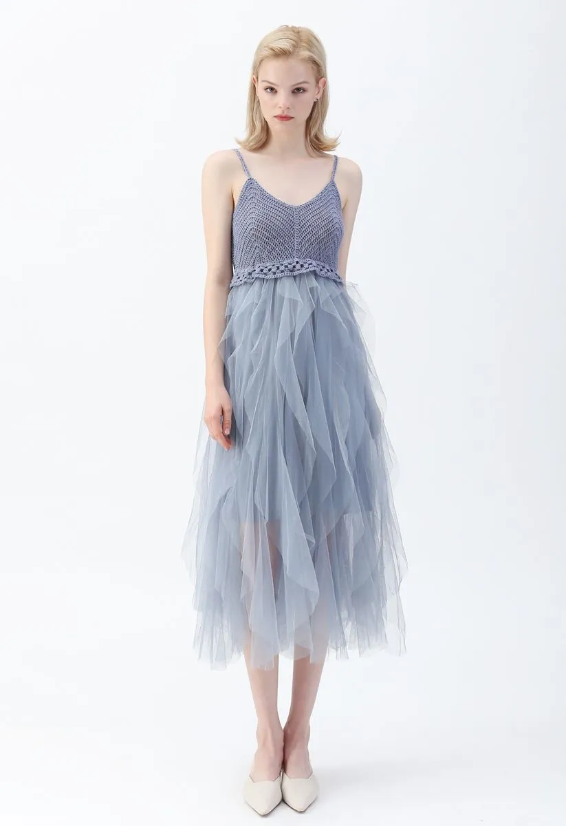 Strickkleid mit Rüschen und Mesh in Blau