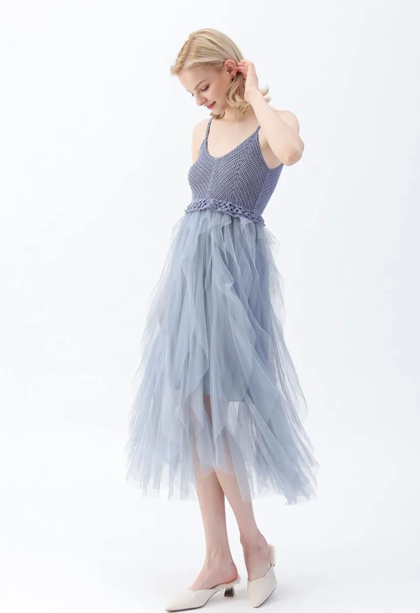 Strickkleid mit Rüschen und Mesh in Blau