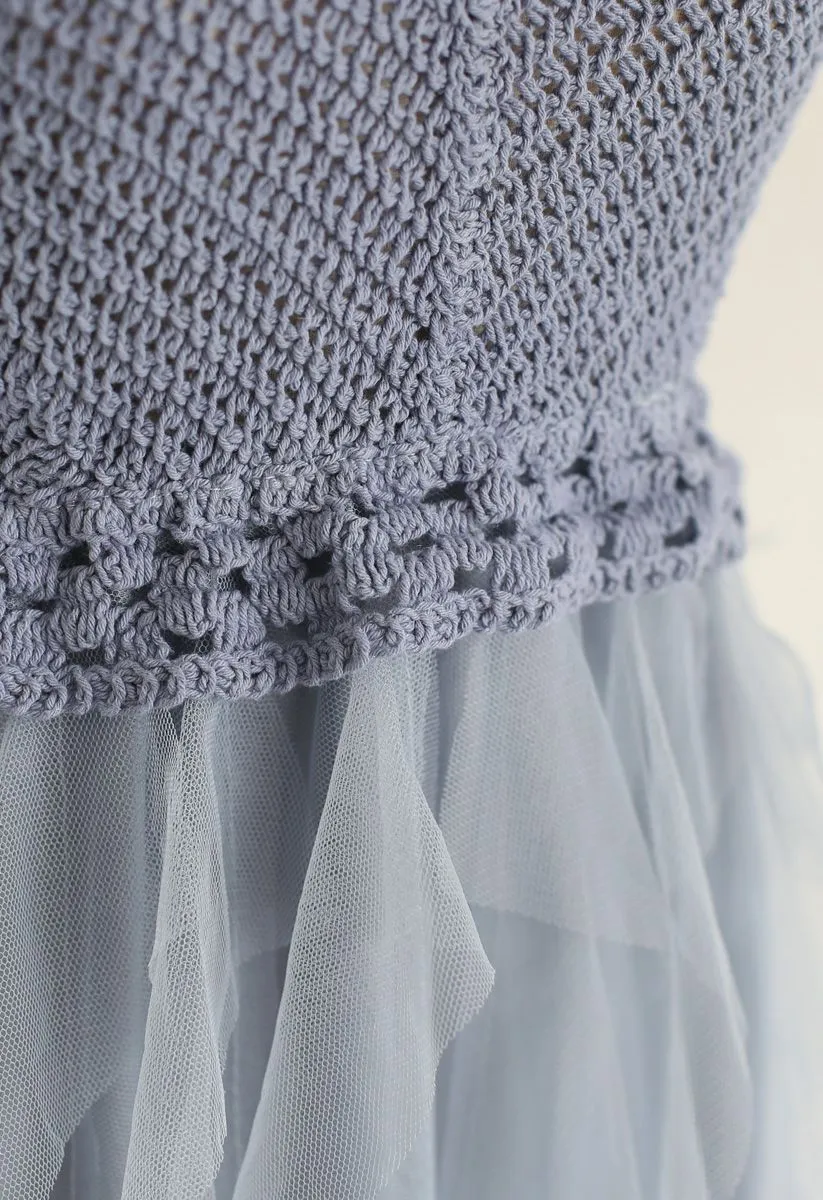 Strickkleid mit Rüschen und Mesh in Blau